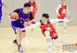 这场篮球比赛的胜败取决于队员们的齐心协力