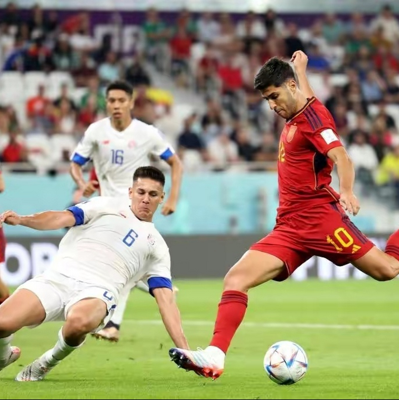 西班牙强队对决,球场上气氛热烈怎么办